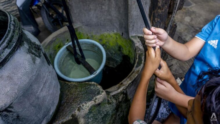 La gente de Yakarta está cavando sus propios pozos de agua, pero esto hace que la ciudad se hunda más rápido