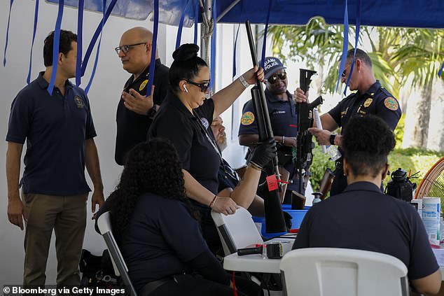 Los residentes de Florida donaron 167 rifles de asalto y pistolas a la policía de Miami el sábado como parte de una iniciativa de recompra que envía armas de fuego a los soldados ucranianos que luchan contra Rusia.