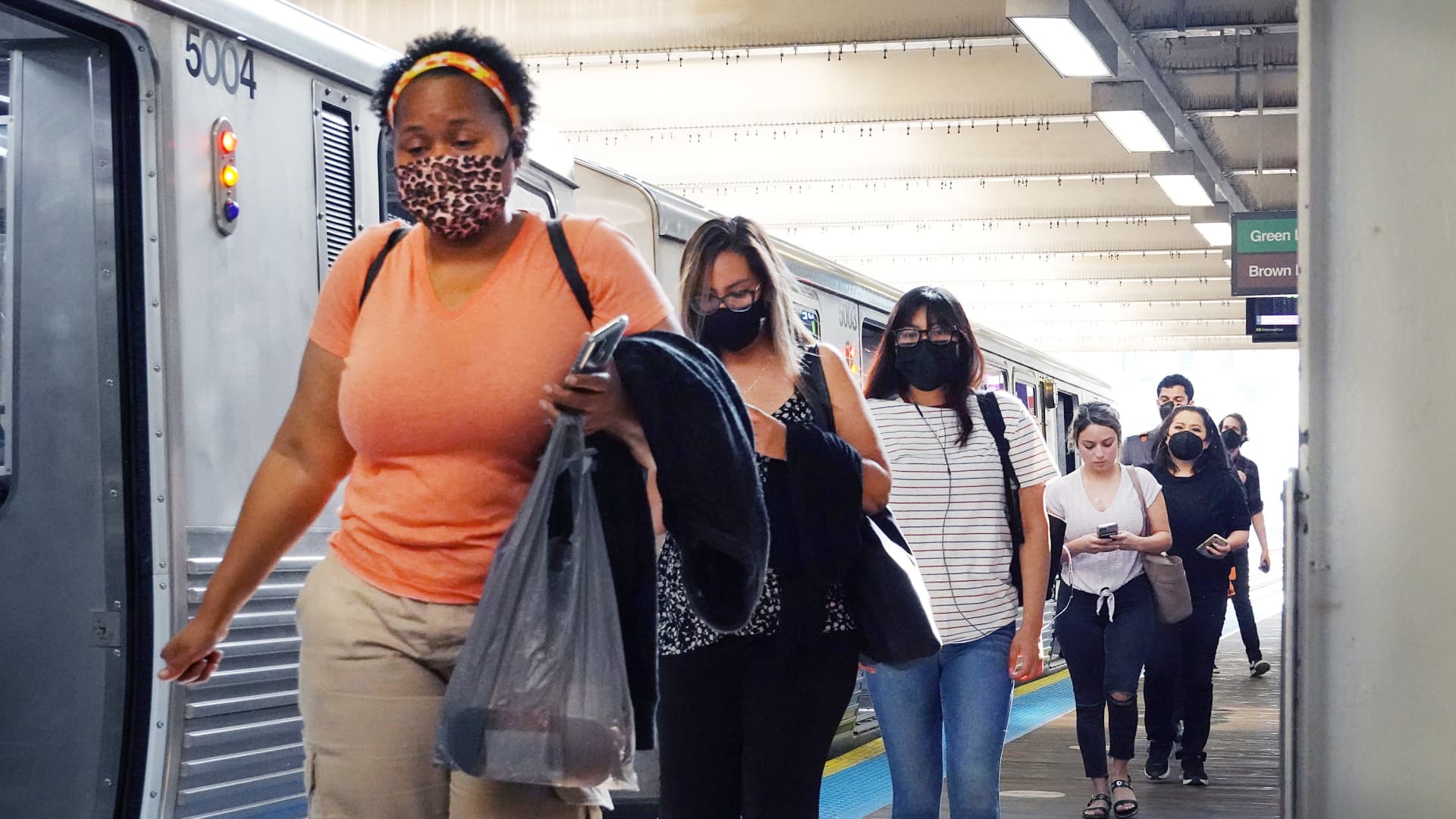 La tasa de desempleo de las mujeres negras cayó en junio, pero también lo hizo su participación en la fuerza laboral
