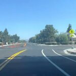 Una calle en Hollister, California, fue pintada incorrectamente por error por un contratista después de que la ciudad rediseñara la carretera para agregar carriles para bicicletas y rotondas, como se ve arriba.