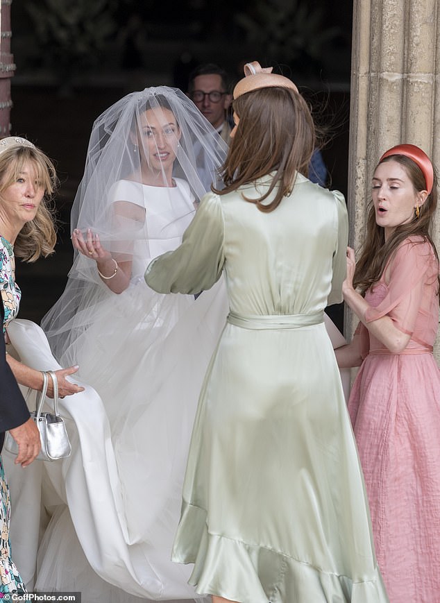 La novia vistió de blanco: Lady Tatiana usó un vestido blanco tradicional con una falda completa y mangas casquillo para su boda con Alick Dru en la Catedral de Winchester hoy.
