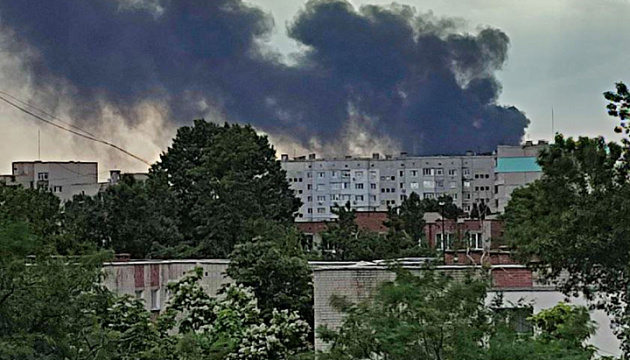 Las Fuerzas Armadas de Ucrania atacan un depósito de municiones enemigo en Nova Kakhovka