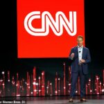 Los índices de audiencia de CNN siguen cayendo en el horario de máxima audiencia a sus números más bajos en siete años, a pesar de que el público cambia de opinión sobre el sensacionalismo y los programas de opinión bajo el nuevo jefe Chris Licht.