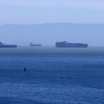 Fotografías impactantes de barcos de carga cargados esperando para descargar en el Puerto de Oakland muestran los efectos en tiempo real de una huelga de camioneros que está lista para entrar en su segunda semana.  Se ve media docena de barcos esperando fuera del puerto.