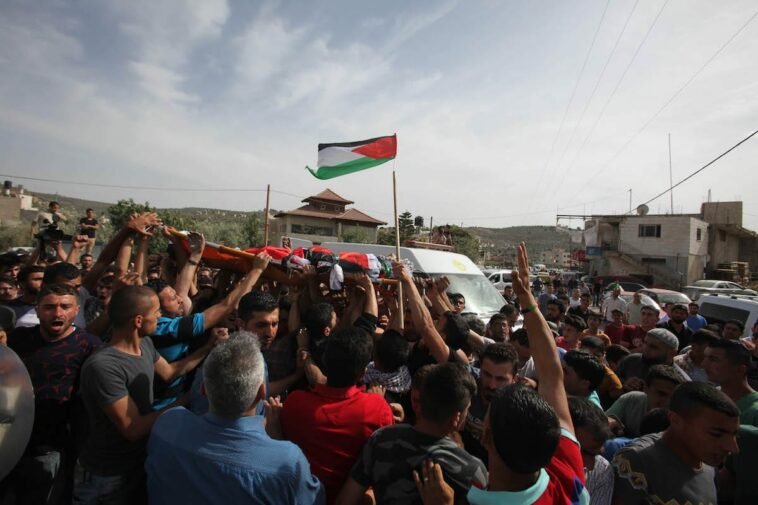 Las fuerzas de ocupación de Israel atacan el funeral de una mujer palestina en Beit Ummar