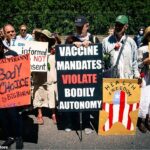 Los investigadores encuestaron a las personas sobre sus puntos de vista sobre temas científicos 'anti-consenso', aquellos que generalmente son divisivos en la actualidad, como el covid y las vacunas.  En la foto, activistas contra las vacunas protestan en Albany, Nueva York, el 14 de junio de 2020.