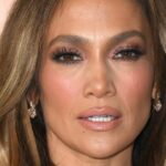 Las uñas de luna de miel de Jennifer Lopez están trayendo las vibraciones nupciales a París