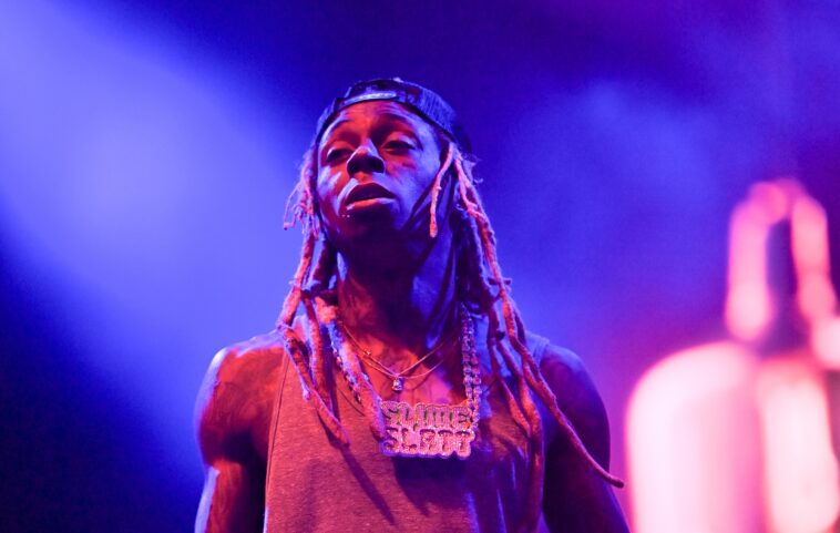 Lil Wayne llora al oficial de policía que le salvó la vida después de un intento de suicidio cuando era niño