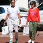 Fuera de casa: Lisa Rinna y su esposo Harry Hamlin pasaron tiempo juntos mientras compraban en Malibu el sábado