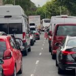 Tráfico bloqueado en una carretera local al acercarse al puerto de Dover y Eurotunnel en Folkestone, Kent, este fin de semana