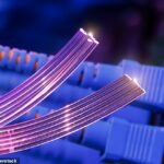 Los cables de fibra óptica modernos, que utilizan pulsos de luz para transmitir datos, ofrecen banda ancha de fibra completa (foto de archivo)