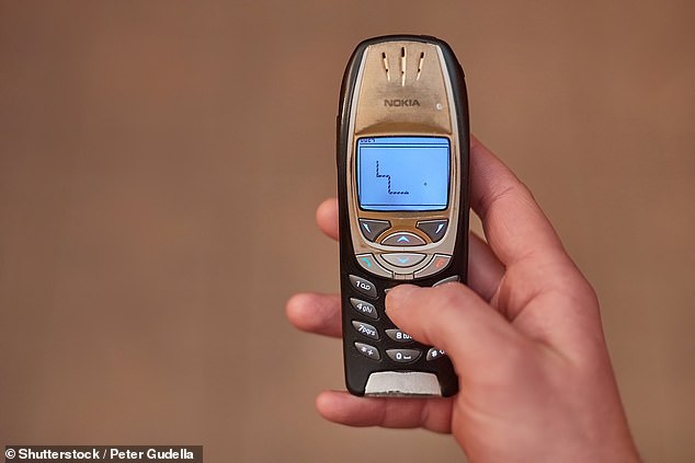 El juego para teléfono 'Snake' (en la foto) se agregó al Nokia 6110 en 1997 y rápidamente se convirtió en un fenómeno global.  Su concepto simple consiste en controlar una serpiente para que recoja pedazos de comida celular, mientras evita obstáculos como su propia cola y el borde de la pantalla.