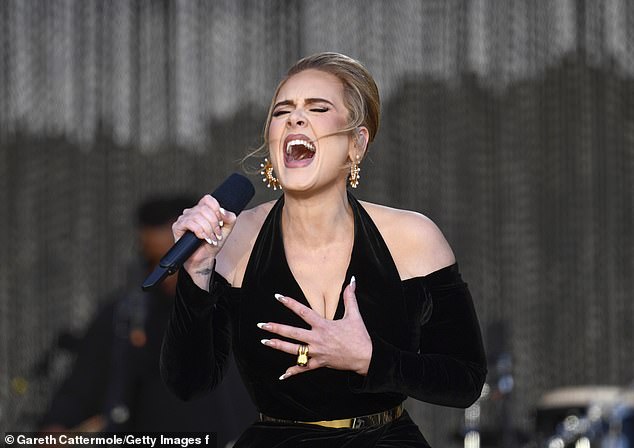 Fuentes cercanas a Adele, de 34 años, dijeron que para la cantante era importante que sus fans sordos pudieran disfrutar de sus actuaciones.