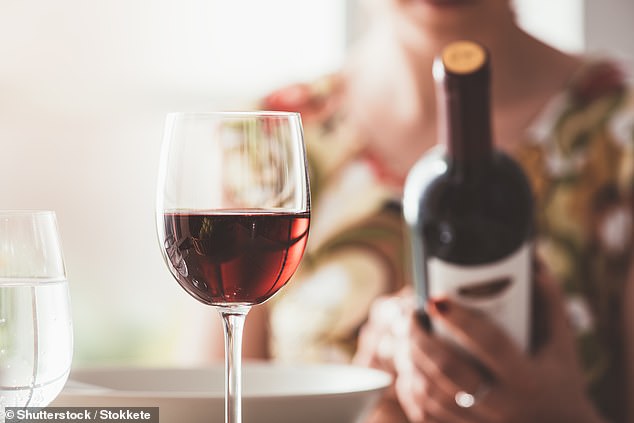 Los expertos de Oxford han descubierto que beber más de cinco copas de vino a la semana podría acelerar el proceso de envejecimiento (imagen de archivo)