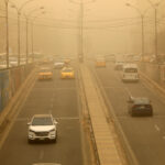 Los iraquíes luchan contra las nubes de polvo sobre Medio Oriente