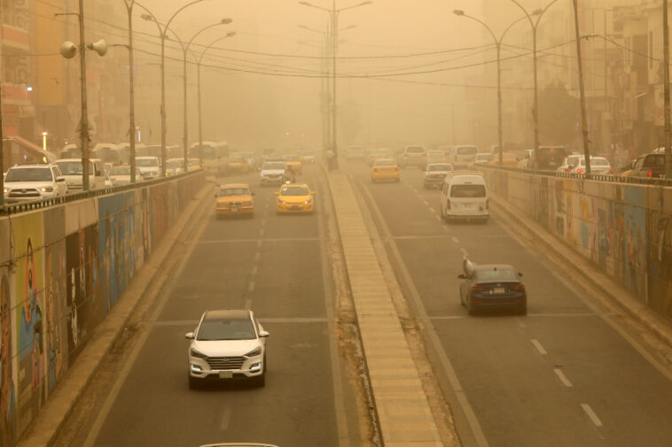 Los iraquíes luchan contra las nubes de polvo sobre Medio Oriente