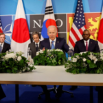 El presidente de EE. UU., Joe Biden, el secretario de Estado de EE. UU., Antony Blinken, el secretario de Defensa de EE. UU., Lloyd Austin, el presidente de Corea del Sur, Yoon Suk-yeol, y el primer ministro japonés, Fumio Kishida, se reúnen durante una cumbre de la OTAN en Madrid, España, el 29 de junio de 2022. (Reuters)