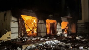 Un incendio dentro del edificio del parlamento con sede en Tobruk de Libia, encendido por los manifestantes que irrumpieron en el interior, el 2 de julio de 2022 (AFP)