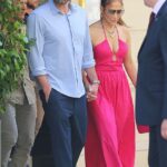 Amados: Jennifer López, de 52 años, y Ben Affleck, de 49, continuaron su luna de miel en París el domingo mientras salían a comer al nuevo restaurante Christian Dior.