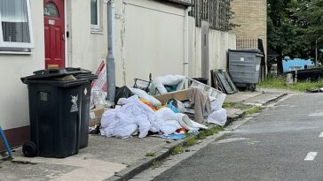Los residentes del barrio de Cathays en Cardiff están enojados con los estudiantes universitarios que dejan enormes montones de basura fuera de sus casas (en la foto) cuando se mudan al final del año académico.