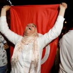 Los tunecinos respaldan la nueva constitución en los primeros resultados, pero la participación es solo del 25%