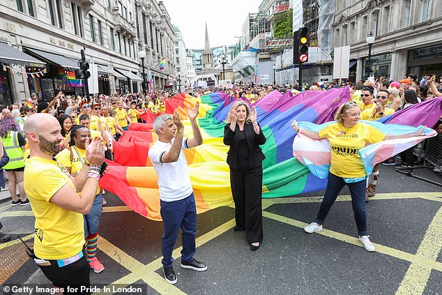 Los votantes de Red Wall no están de acuerdo con las opiniones despertadas como las que Penny Mordaunt ha expresado en el pasado, según reveló una encuesta.  En la imagen: Penny Mordaunt (centro a la derecha) con el alcalde de Londres, Sadiq Khan (centro a la izquierda) durante el desfile del Orgullo Gay en Londres el 6 de julio de 2019