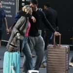 Olivia Frazer y Jackson Lonie de Married At First Sight parecían completamente enamorados el viernes cuando se reunieron en el aeropuerto de Sydney después de sus vacaciones de seis semanas en el Reino Unido.
