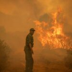 Un soldado marroquí reacciona junto a un incendio forestal cerca de Ksar el-Kebir en la región de Larache, el 15 de julio de 2022. (AFP)