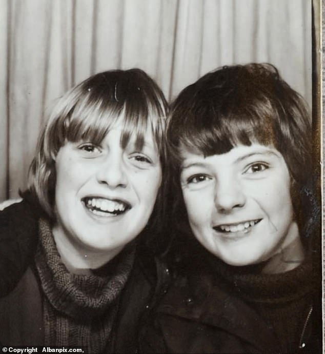 1972: Keith (izquierda) y Martin pagaron 20 peniques por su primer primer plano en un fotomatón cerca del pick 'n' mix en Woollies en Lincoln