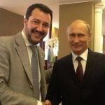 Matteo Salvini ha sido acusado de conspirar con Vladimir Putin para colapsar el gobierno italiano y llevar al poder a su partido populista anti-UE (en la foto juntos en 2018)