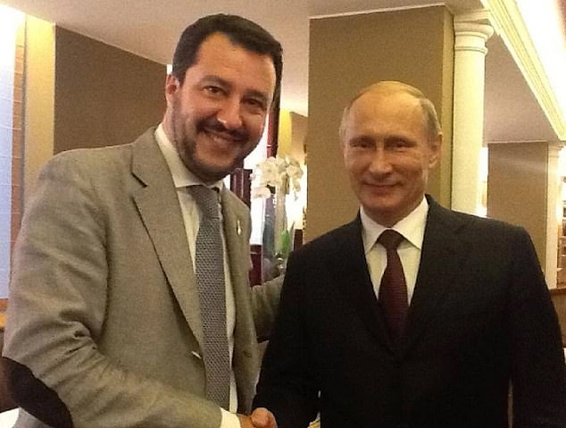 Matteo Salvini ha sido acusado de conspirar con Vladimir Putin para colapsar el gobierno italiano y llevar al poder a su partido populista anti-UE (en la foto juntos en 2018)