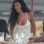 Glamour: Maya Jama se vistió para impresionar con un maxi vestido blanco de ganchillo mientras disfrutaba de una lujosa escapada a Ibiza el domingo