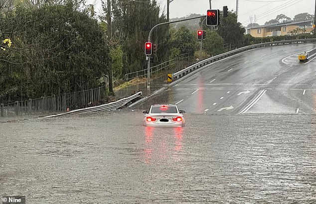 Lluvias torrenciales, inundaciones repentinas, deslizamientos de tierra, vientos dañinos y cortes de energía amenazan a los residentes de Sydney y NSW