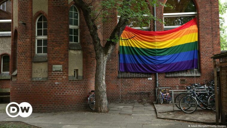 Mezquita de Berlín ondea la bandera del arco iris en apoyo de la comunidad LGBTQ