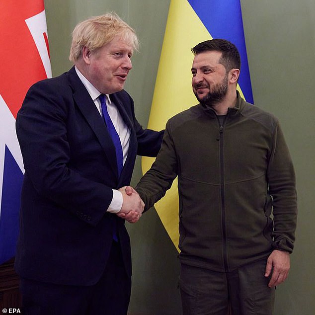 Unas 2.500 personas han firmado la petición irónica, que también quiere otorgar al primer ministro británico la ciudadanía ucraniana, desde el martes.  En la foto: el presidente ucraniano Volodymyr Zelensky da la bienvenida a Boris Johnson para una reunión en Kyiv