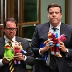El Sr. Dick (derecha) fue expulsado de la cámara en 2018 después de que él y su colega Luke Gosling (izquierda) llevaran varios juguetes de los muppets al turno de preguntas.