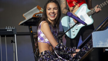 Mira a Olivia Rodrigo realizar la gira Sorpresa 'Sour' Show Encore en el Dive Bar del Reino Unido