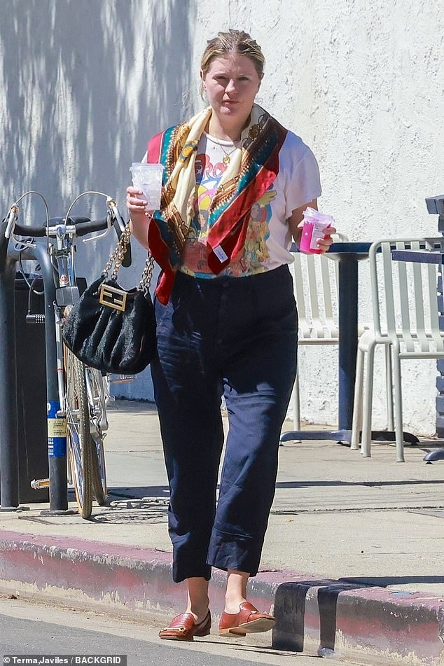 ¡Haciendo unos mandados!  Mischa Barton dejó ropa en una tienda de segunda mano y se regaló bebidas heladas en Studio City el domingo.