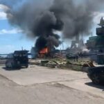 Las imágenes grabadas hoy por los lugareños de Odesa mostraron el puerto en llamas después de ser alcanzado por misiles rusos Kalibr.
