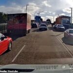 Los coches en la concurrida carretera de Liverpool reducen la velocidad hasta detenerse (en la foto)