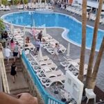 El impactante video muestra a una multitud de turistas desvergonzados haciendo todo lo posible para reservar las mejores hamacas en el punto de acceso de Tenerife.