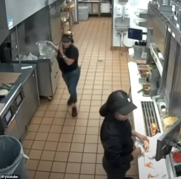 El video del incidente del 17 de junio muestra a un empleado hablando por teléfono mientras llena el balde