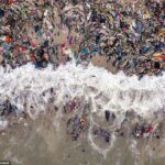 Toneladas de ropa usada, en gran parte del Reino Unido, se lavan en la playa de una comunidad pesquera en Accra, la capital de Ghana, después de que los comerciantes locales la arrojaran.
