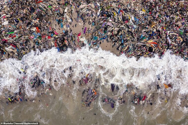 Toneladas de ropa usada, en gran parte del Reino Unido, se lavan en la playa de una comunidad pesquera en Accra, la capital de Ghana, después de que los comerciantes locales la arrojaran.