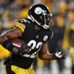 Najee Harris dibujando comparaciones con la leyenda de los Steelers esta temporada baja