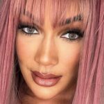 Nia Jax estrena nuevo look con cabello rosado