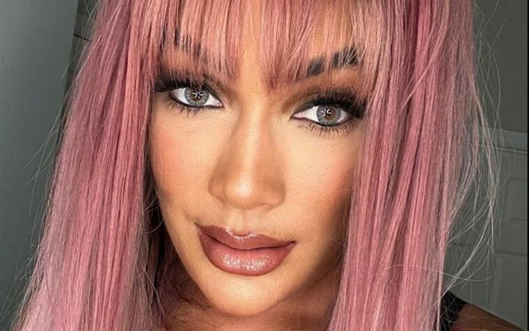 Nia Jax estrena nuevo look con cabello rosado