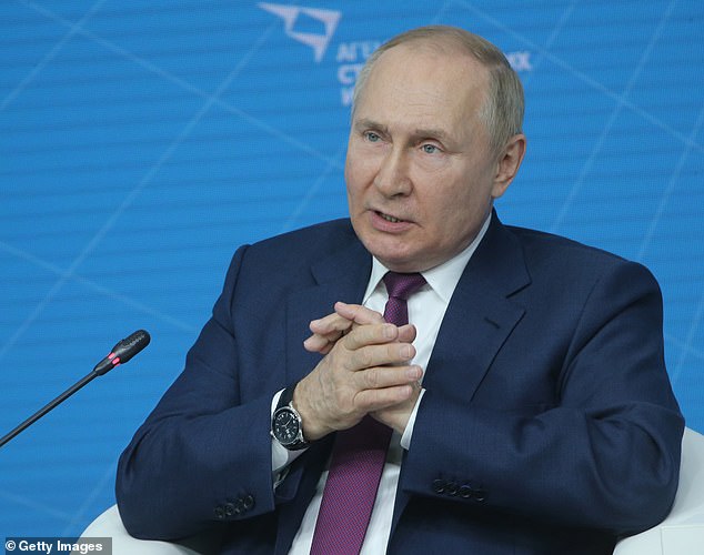 Vladimir Putin está perdiendo la guerra económica con Occidente y su economía está en un declive catastrófico e irrevocable incluso cuando corta el suministro de gas a Europa, afirma un nuevo informe.