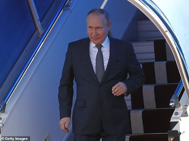Vladimir Putin sufrió 'náuseas severas' alrededor de la 1 a.m. del sábado y fue tratado por médicos durante tres horas, según un canal de Telegram que afirma hacer un seguimiento de su salud.