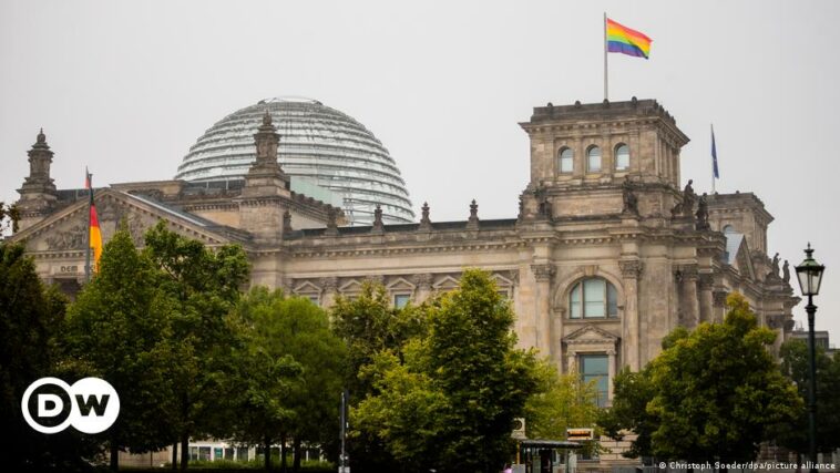 Orgullo de Berlín: la bandera del arcoíris ondea sobre el Bundestag por primera vez